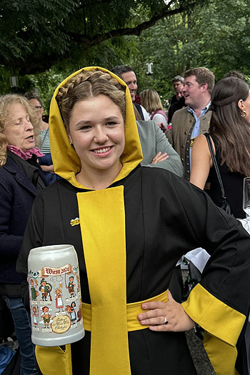 Münchner Kindl Franziska Inselkammer mit dem Festkrug der Wiesnwirte 2024 (©Foto: Martin Schmitz)